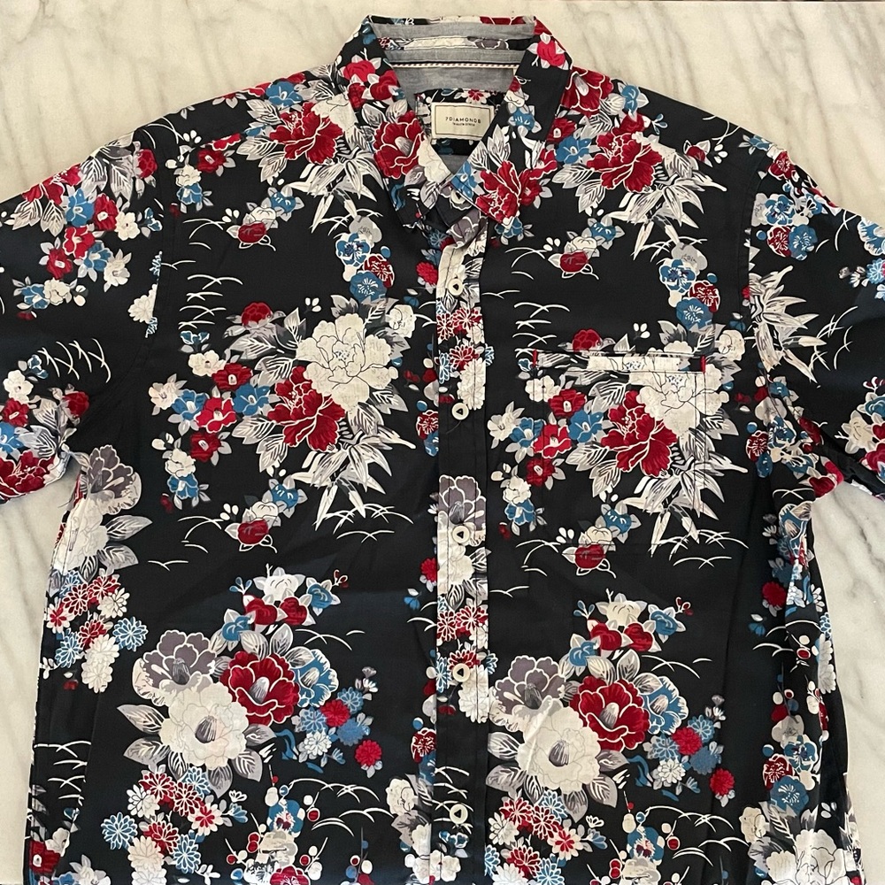 7 Diamonds button down short sleeve size Medium